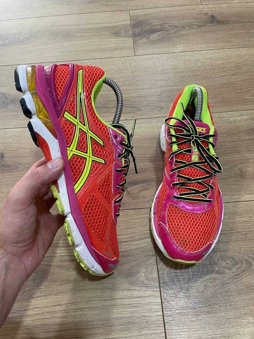 Бігові оригінальні кросівки фірми Asics Gel GT-2000