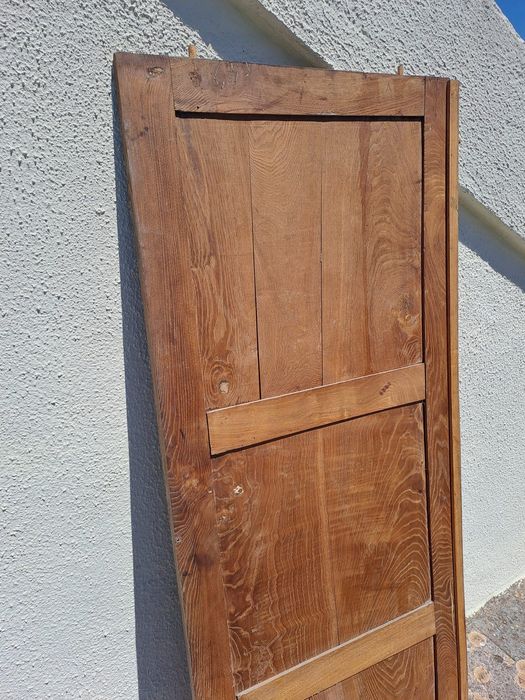 Secretaria, estante de livros e cadeira de braços antiga