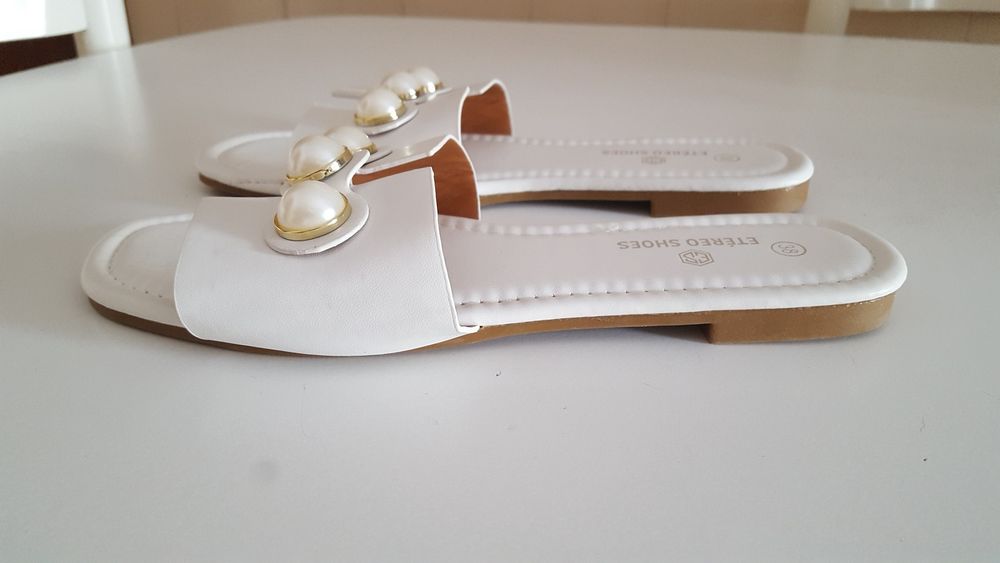 Chinelos brancos tamanho 38