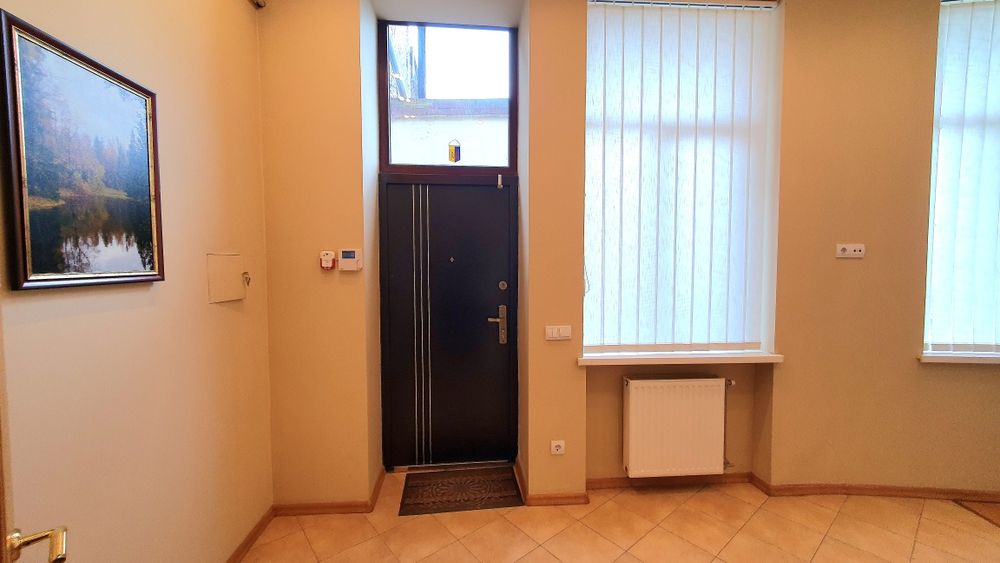 ПРОДАЖ ОФІСНОГО ПРИМІЩЕННЯ 69,1 м² в історичному центрі Мукачева
