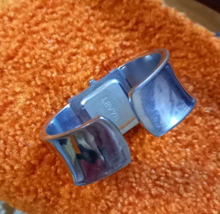 Кварцевые часы- браслет