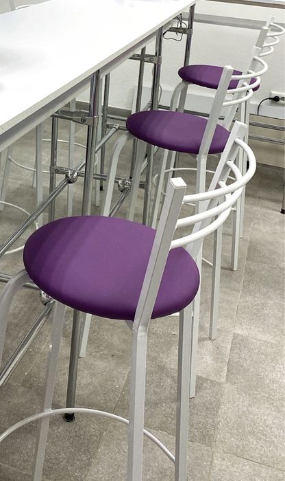 Стілець барний (білий каркас, фіолетове сидіння)
