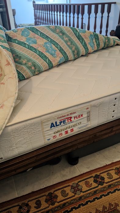 Camas Mogno + Colchão + Mesa Cabeceira