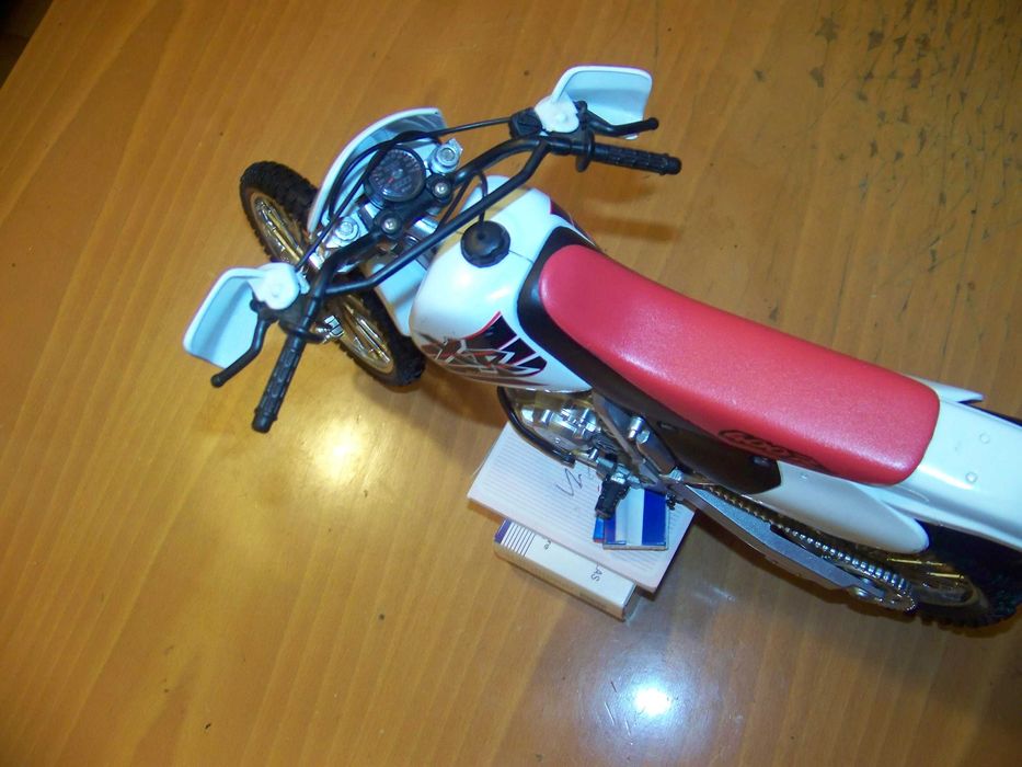 mota de cross em maqueta (com defeito)