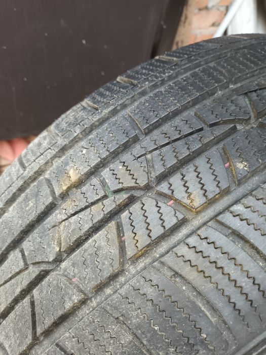 Зимова резина 215/55 R17