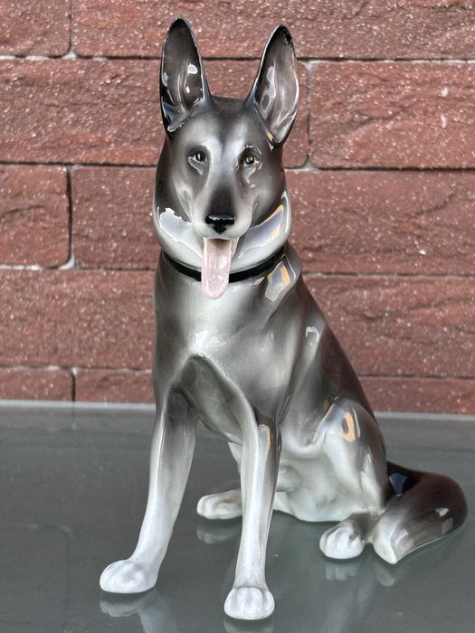 Figurka Psa(wysokiej klasy porcelana)wys 18 cm