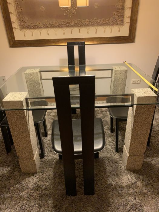 Vendo mesa tampo vidro e pernas em granito para sala com 4 cadeiras