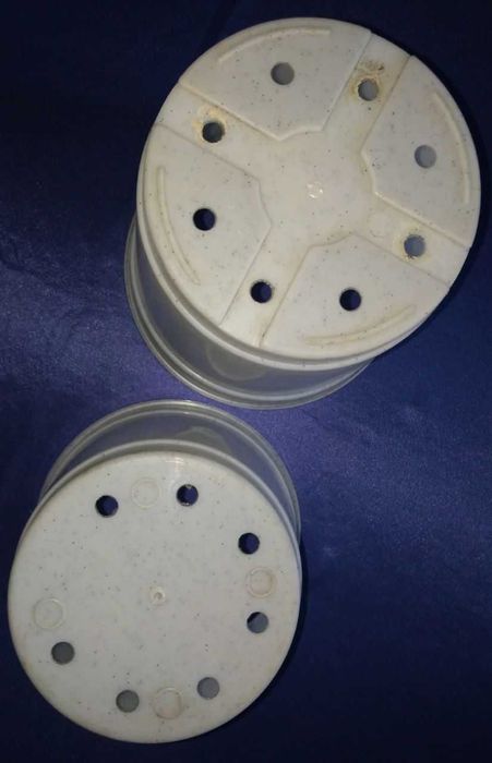 Вазони пластикові нові