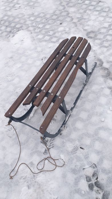 Solidne Sanki Metalowe z Drewnianym Siedzeniem