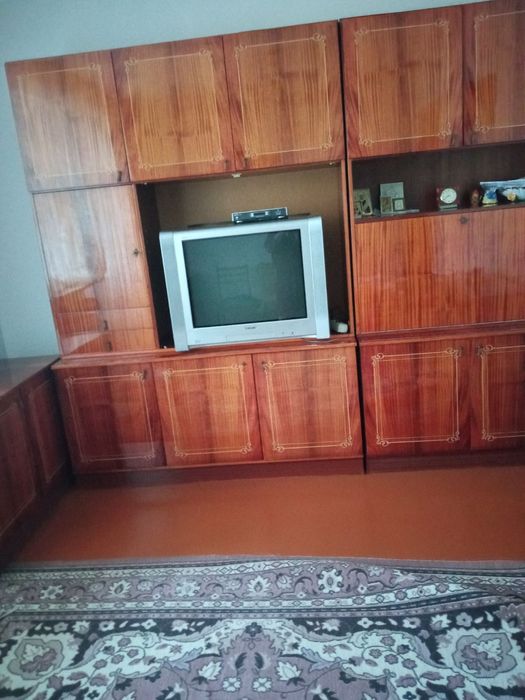 Продам .  стінку у вітальні