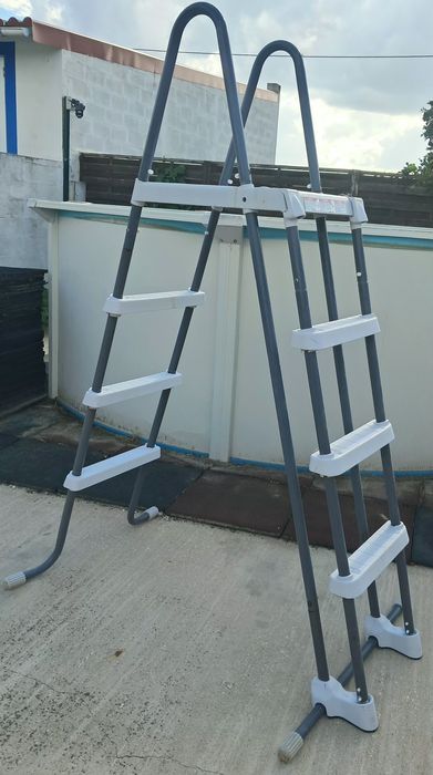 Escada para piscina até 122 cm