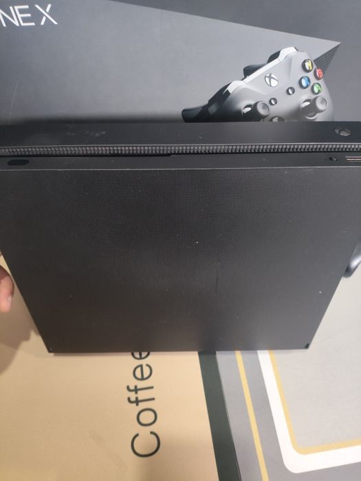 Xbox one x 1 TB  два оригінальні джойстики