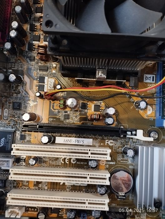 Корпус системного блока с начинкой.