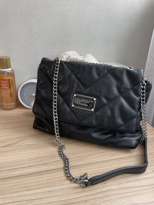 Дуже стильна та вмістка жіноча сумка.