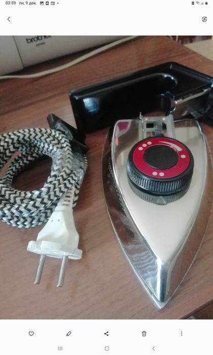 Прродается хорший утюг того времени ,новый