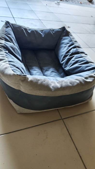 Cama para cão em pele