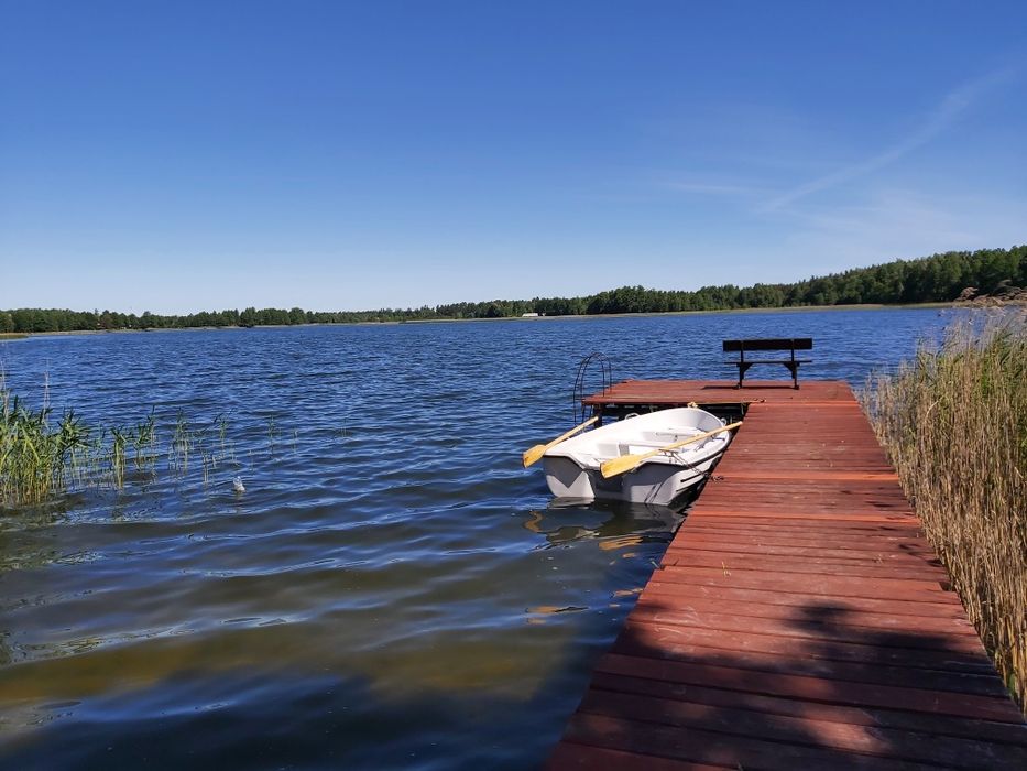 Domek letniskowy na Mazurach nad jeziorem, z linią brzegową jeziora