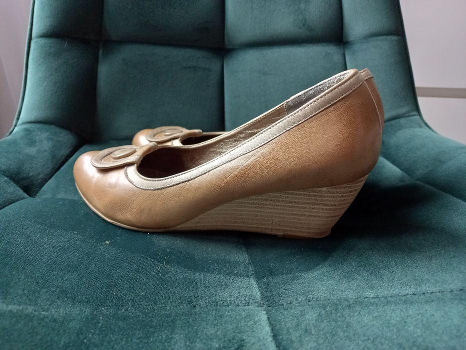 Buty na koturnie 39 roz. Skóra naturalna, carmelowe