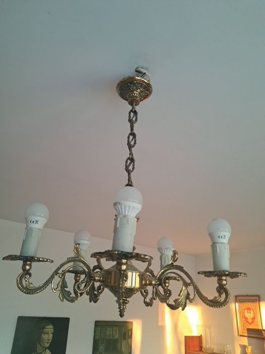 Mosiężny żyrandol