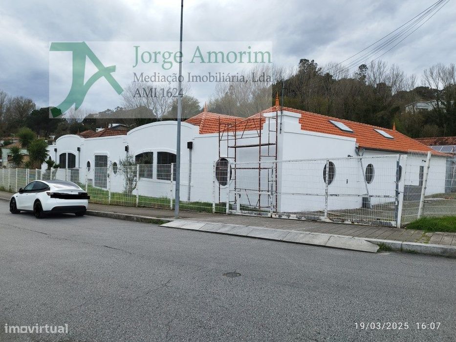 Armazém industrial com 1400 m2. Frente para A.E - A43 Porto - Gondo...