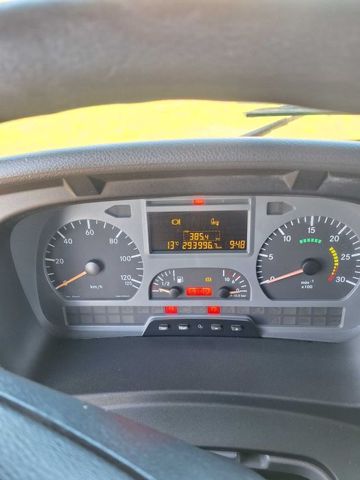 Samochód cieżarowy Mercedes 1223L z żurawiem