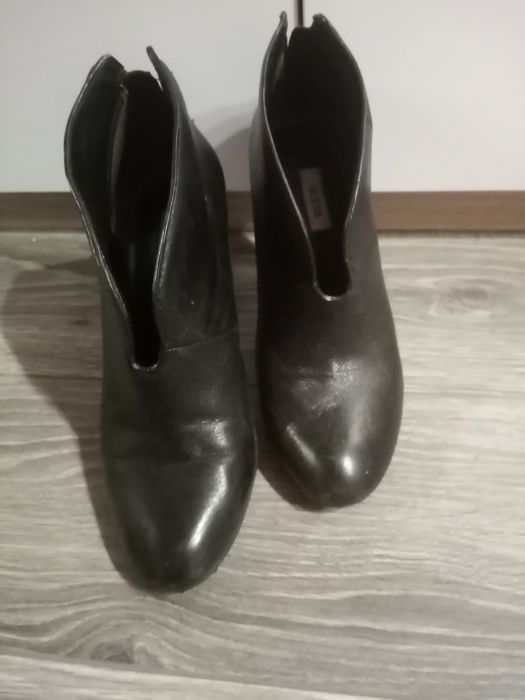 Botki na obcasie Guess