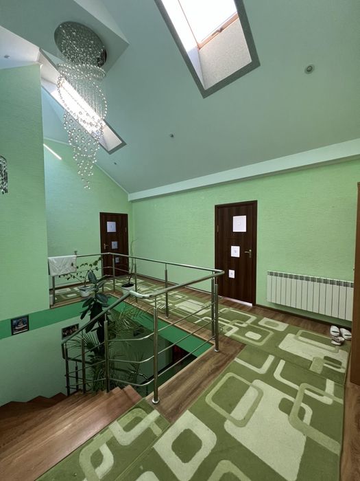 Продаж будинку з окремим гаражем