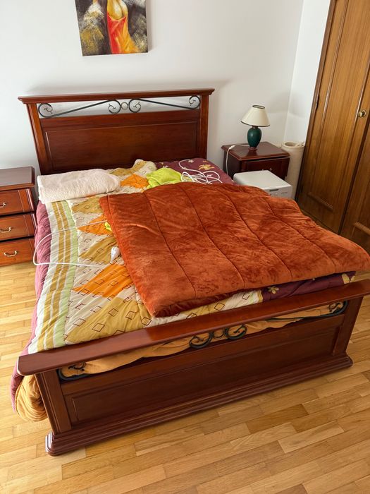Cama á venda com colchão