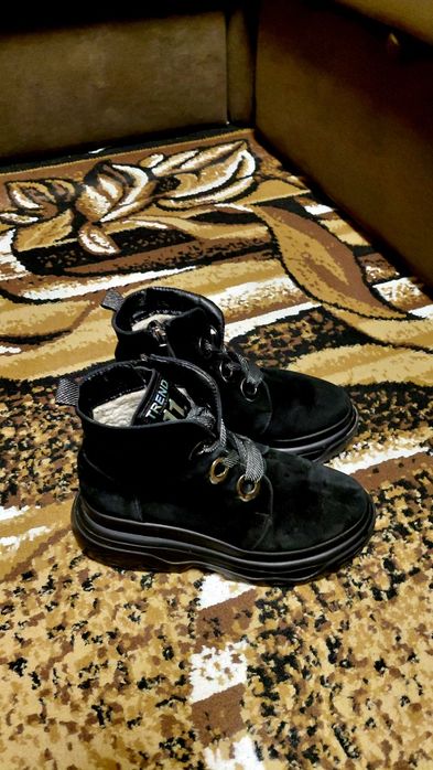 Зручні зимові ботинки з натуральної замші