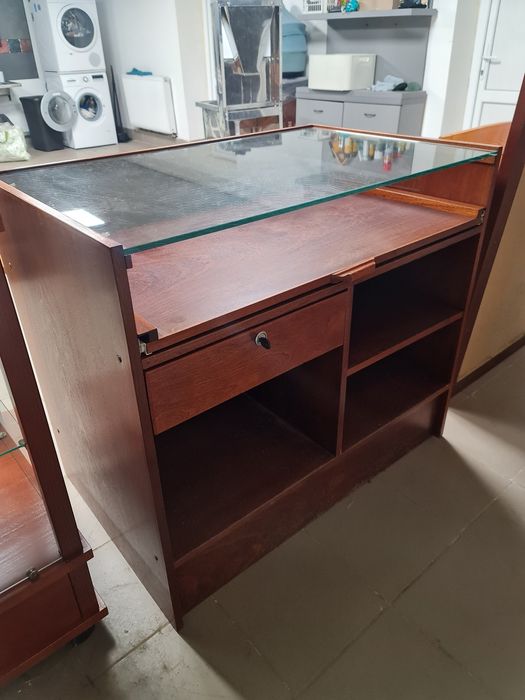 Продам меблі в магазин (стелажі,стіл,дзеркало,крісло) все як на фото