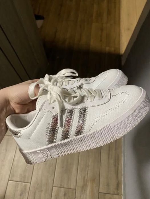 Жіночі кросівки Adidas в ідеальному стані