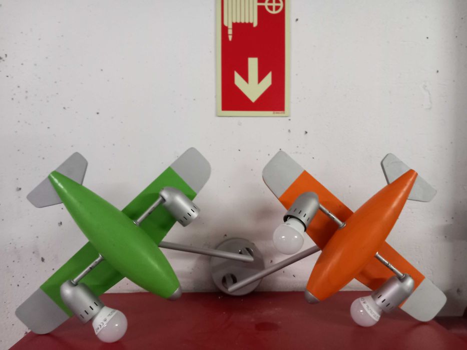 Candeeiro de teto em forma de aviões