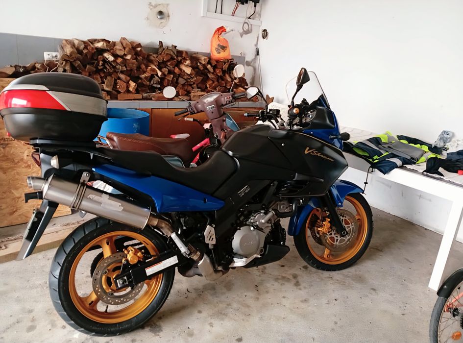 Suzuki V-Strom 1000 com 18000km.