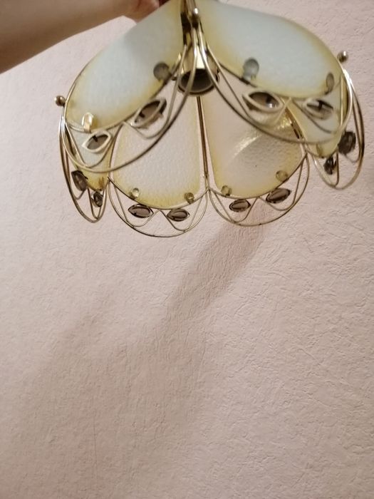 Люстра є 2 штуки