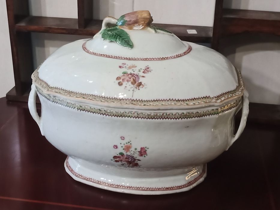 Terrina antiga Companhia das Índias XVIII