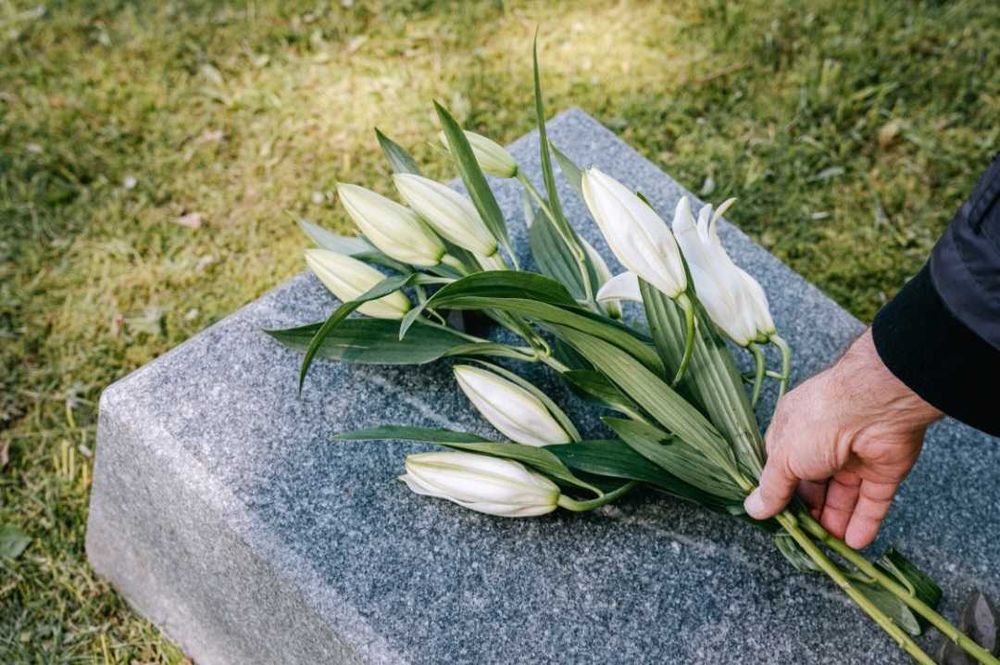 Zadbam o grób Twoich bliskich – sprzątanie, znicze, kwiaty