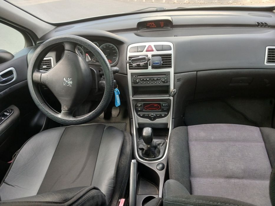 Peugeot 307 de 7 lugares 2004 gasolina super económico  ac carregado
