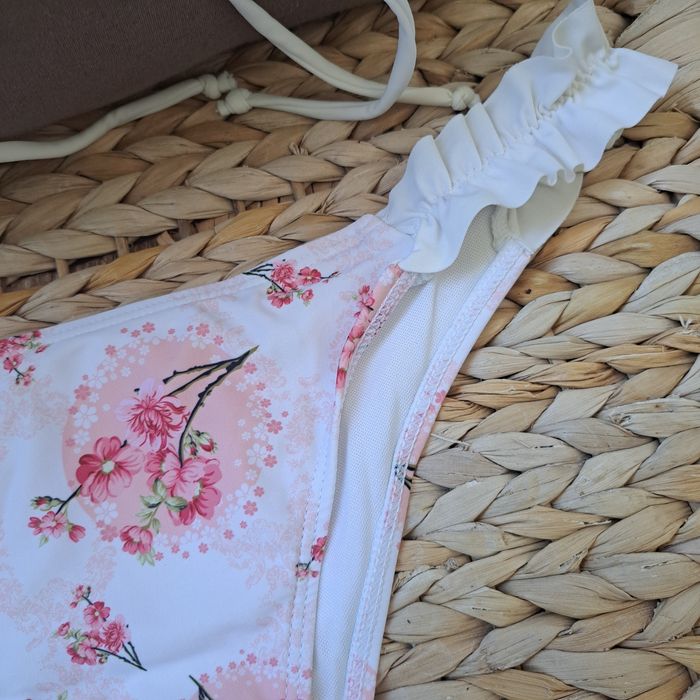 Bikinis L como novos padrões print animal e flores rosa