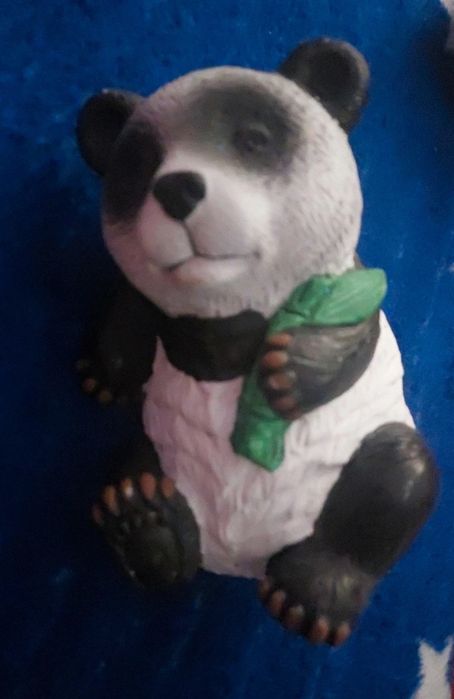 Trzy figurki zwierząt pandy i królik