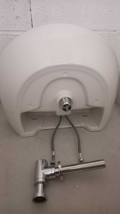 Lavatório Sanitana com torneira, novo.