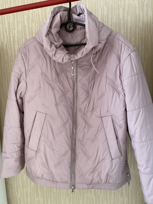 Курточка жіноча,коротка ,легенька,колір світло розовий. Дуже файна.
