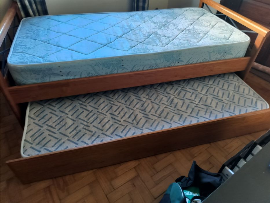 Quarto de jovem  em muito  bom estado . Cama individual com gaveta , camiseiro e guarda fatos.