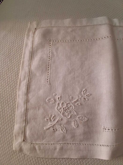Caminho de mesa em linho, bordado, 84x29cm (Portes incluídos)