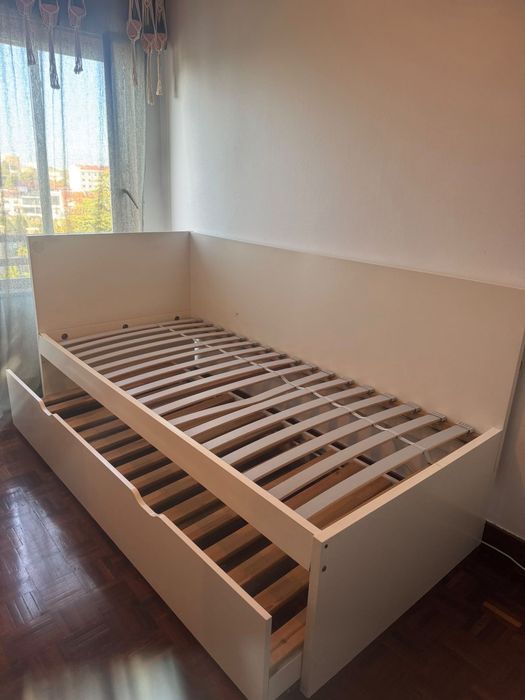 Cama de solteiro com gavetão para outra cama, dois colchões com capas de proteção, dois estrados , lacada a branco da marca IKea!
