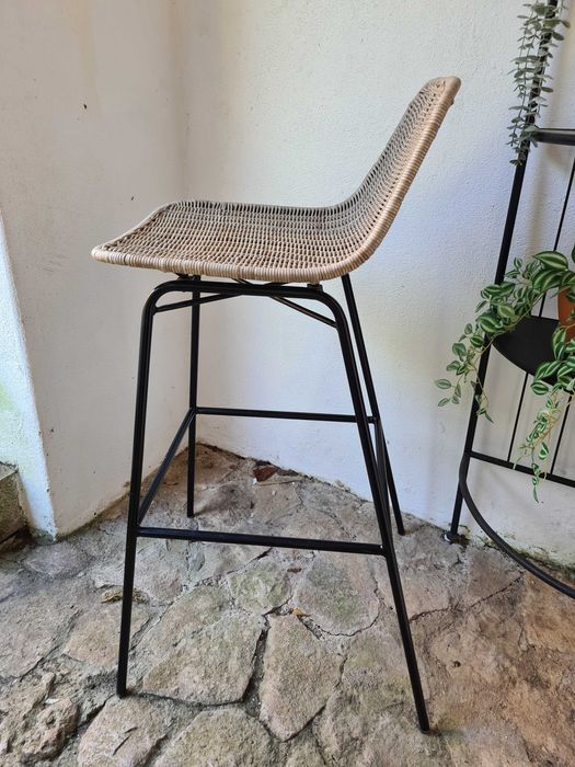 Banco alto de rattan