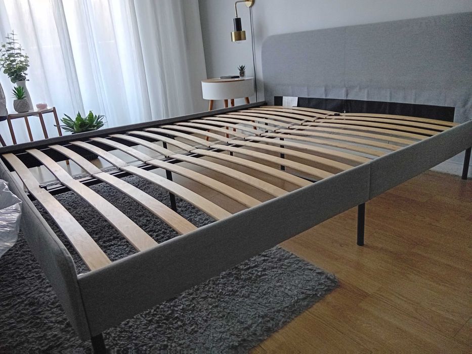 Cama estofada + colchão em excelente estado