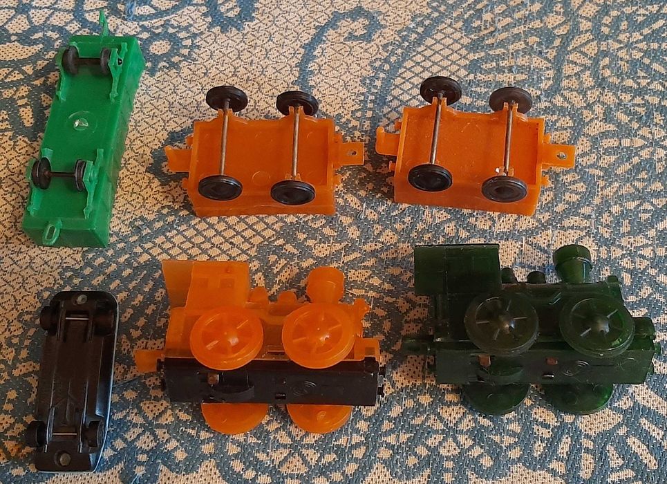 Игрушки заводные Паровоз с вагоном - 2 шт. одним лотом. СССР.