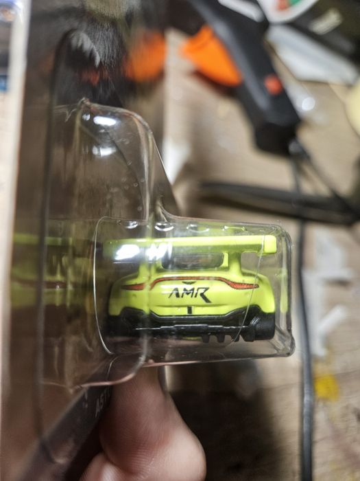 Hot wheels premium aston martin race day