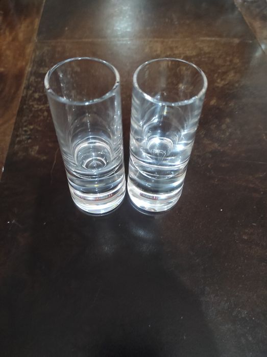 Vendo dois pequenos copos de shots e pratinhos cristal