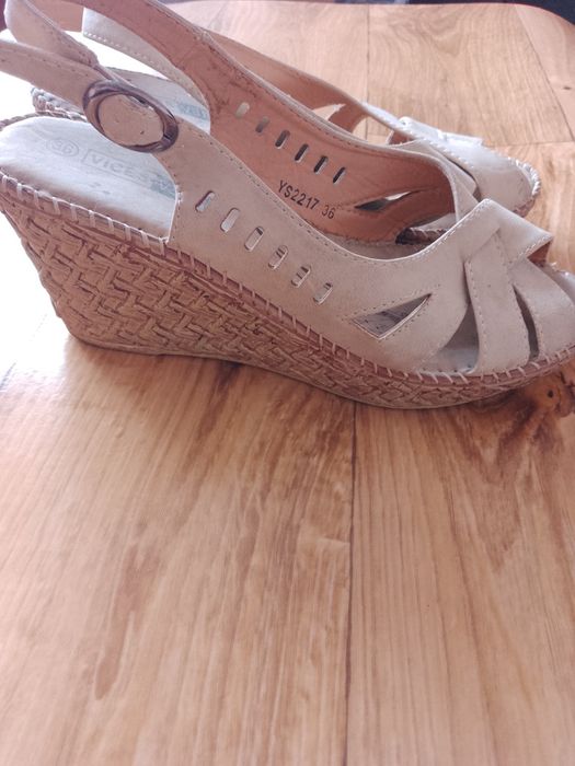 Buty damskie na koturnie skórzane rozmiar 36